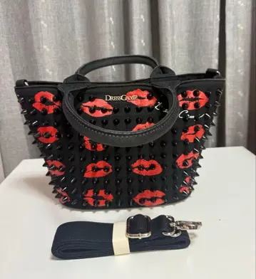 Dress Camp 립 프린트 핸드백