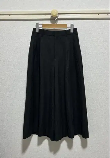 1회 착용 새상품급 유니클로 C 큐롯 다크 그레이 사이즈 S