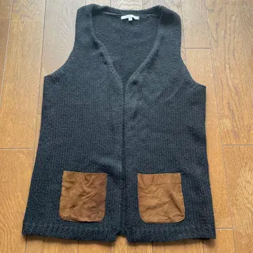 블랙 니트 베스트 브라운 포켓 부착