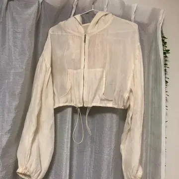 화이트 후드 부착 크롭 자켓