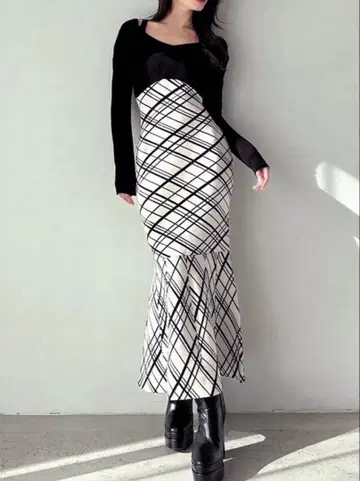 RESEXXY 숄더 오픈 머메이드 니트 원피스