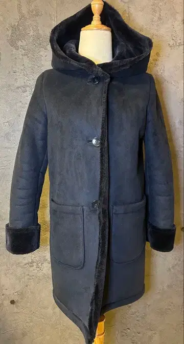 BEAUTY&YOUTH 페이크 무스탕 후드 미들 코트