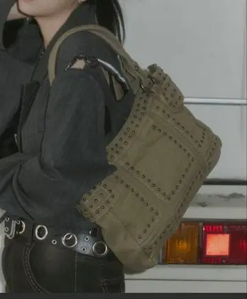 DTYYPE 스터드 숄더백