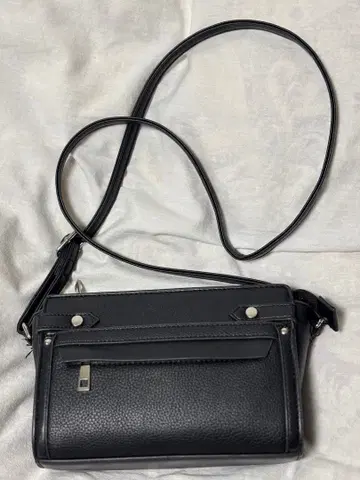 블랙 숄더백 프론트 포켓 부착