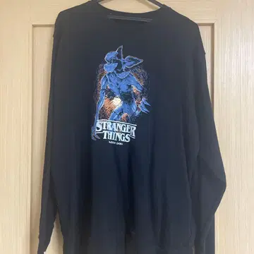 GU 스트레인저 싱스 XL 맨투맨