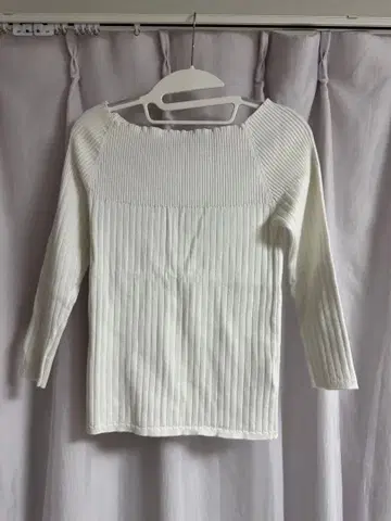 QUEENS COURT 화이트 7부 소매 오프숄더 상의