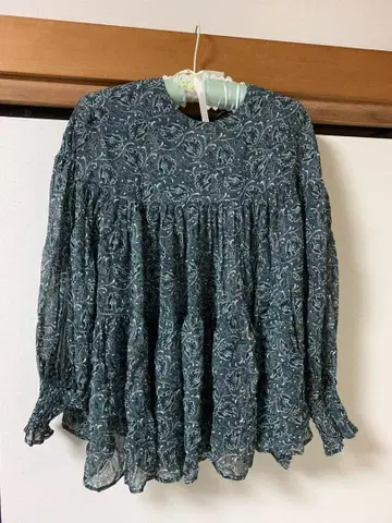 허그아워 블라우스