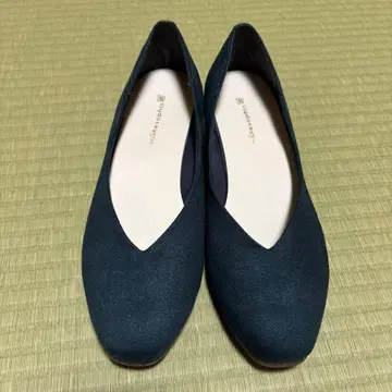 다크 그린 V컷 디자인 펌프스 23.5cm