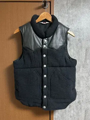 BEN DAVIS 블랙 다운 베스트 S 절개 가죽 다운 울