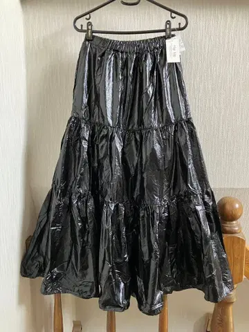 팁탑 플러스 포켓 메탈릭 블랙 롱 플레어 스커트 F