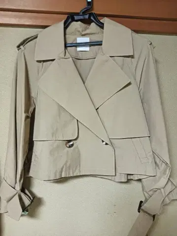 AMERI 베이지 숏 트렌치코트 아메리