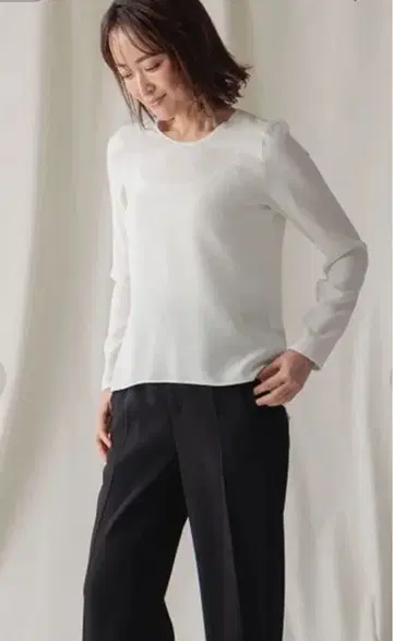 컨디션 최상 BEIGE SHELBY 화이트 롱 슬리브 블라우스