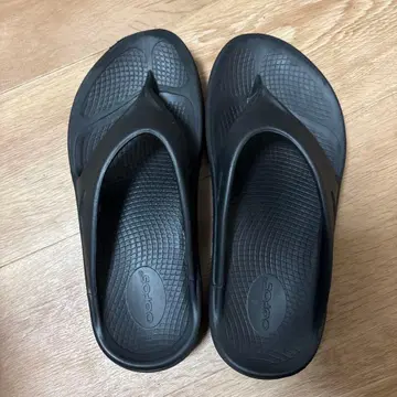 Oofos 블랙 플립플랍