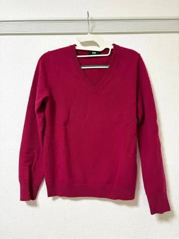 유니클로 캐시미어 V넥 스웨터