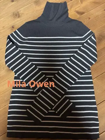 Mila Owen 브라운 보더 무늬 터틀넥 니트