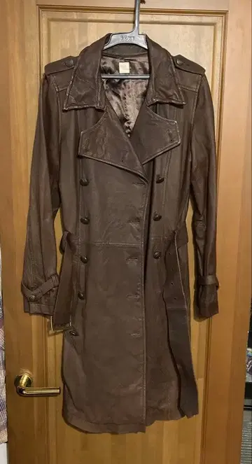 브라운 가죽 트렌치코트