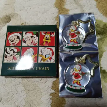 디즈니 스토어 크리스마스 2025 시크릿 키체인 데이지