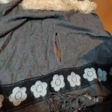 마리콴트 꽃무늬 자수 스톨 퍼 포함