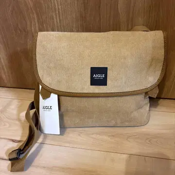 AIGLE 코듀로이 숄더백 베이지