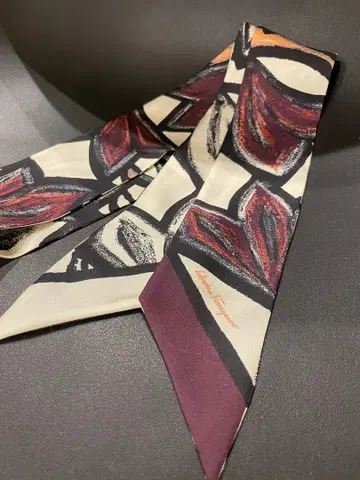 가격 인하 Salvatore Ferragamo 실크 스카프 트윌리 새상품