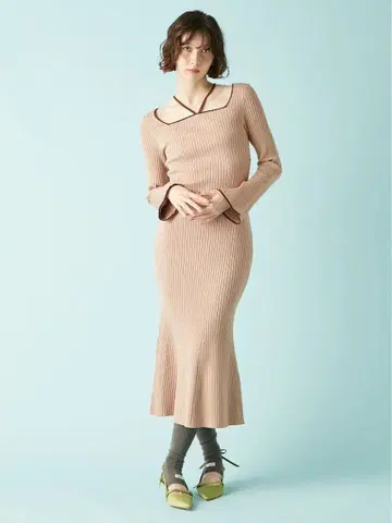 이번 시즌 LILY BROWN 데콜테 디자인 라메 니트 2way 원피스