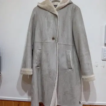 a.v.v 베이지 후드 부착 코트