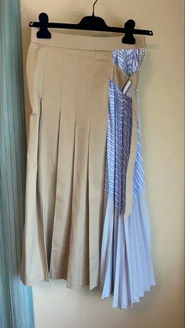 새상품급 ELENDEEK 플리츠 스커트 베이지와 스트라이프 size 2