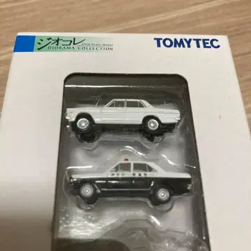 카 컬렉션 J2 닛산 글로리아, 세드릭 순찰차 2대 세트 1/150