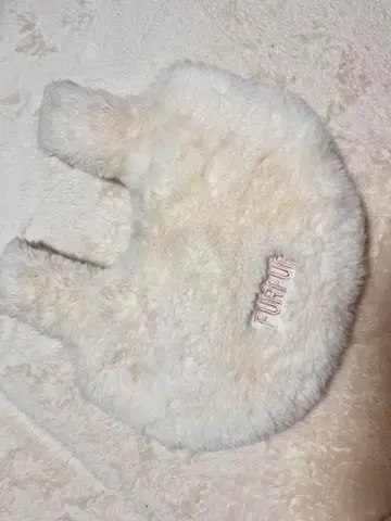 FURFUR 화이트 퍼 핸드백
