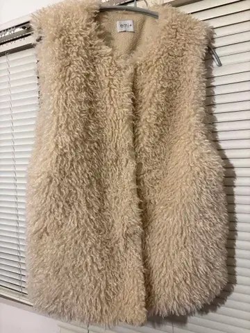 [ emi+ ] 새상품급: 볼륨 퍼 베스트 베이지 화이트