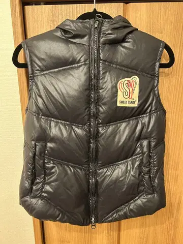 SWEET YEARS 후드 부착 다운 베스트 블랙 S