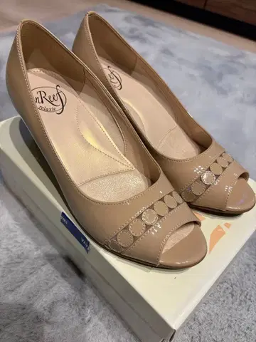 unReef 베이지 오픈토 펌프스