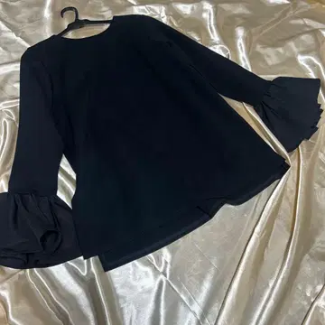 헬렌시아 플레어 슬리브 탑 블랙 38