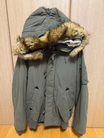 올리브 그린 다운 자켓 퍼 포함