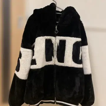 후드 부착 보아 자켓 블랙과 화이트