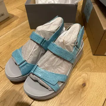 VIONIC 스카이블루 스트랩 샌들