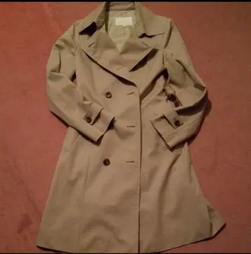 베이지 더블 브레스트 트렌치코트