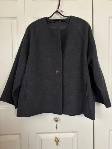 BEARDSLEY 다크 그레이 울 혼방 노카라 숏코트