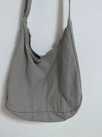그레이 숄더백 경량 소재 지퍼 포함
