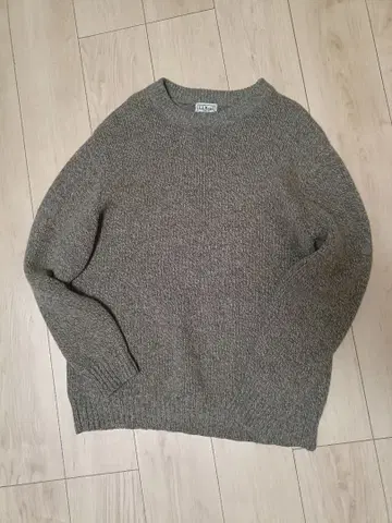 그레이 계열 크루넥 니트 스웨터