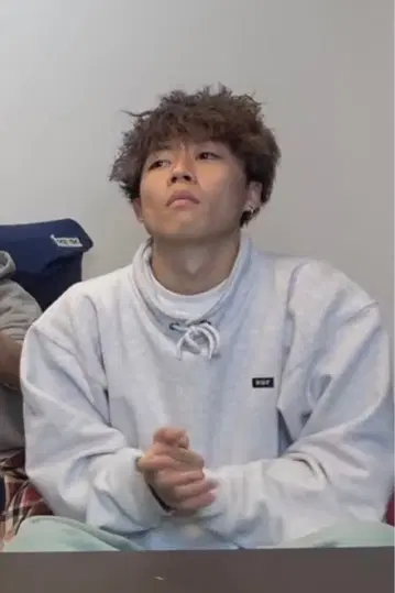 HUF 그레이 맨투맨