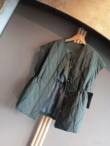 새상품!! LA DUREE 퀼팅 다운 베스트 올리브 그린