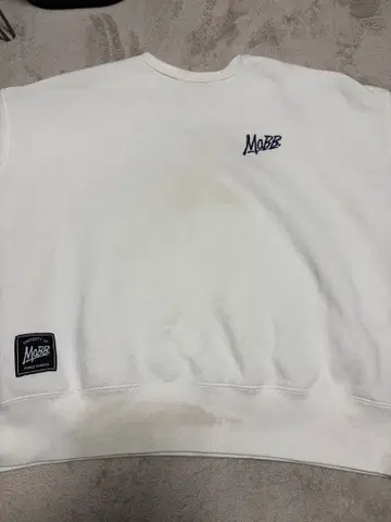 MOBB 화이트 크루넥 맨투맨