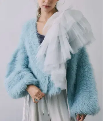 J1U by LA BELLE ETUDE 페더얀 크롭 가디건