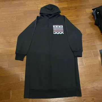 티티카카 에스닉 패턴 포켓 부착 블랙 후드티