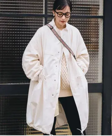 화이트 모즈 코트 프론트 포켓 부착