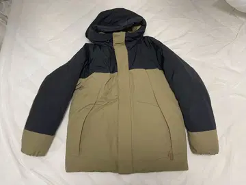 후드 부착 다운 자켓 블랙과 카키