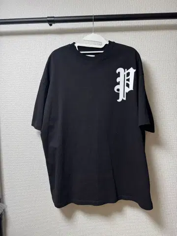 PVOT 블랙 T셔츠 P로고