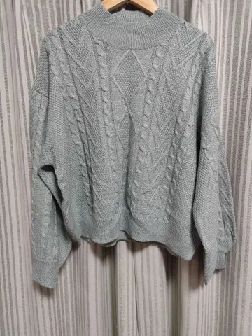 그레이 케이블 니트 하이넥 스웨터