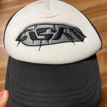 자수 로고 트래커 캡 화이트/블랙